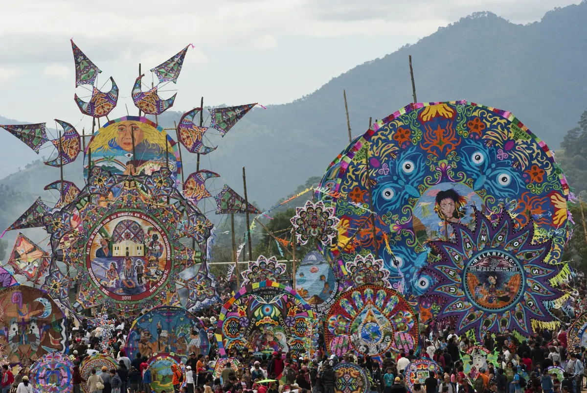 Barriletes gigantes y familias reunidas en el Festival de Sumpango