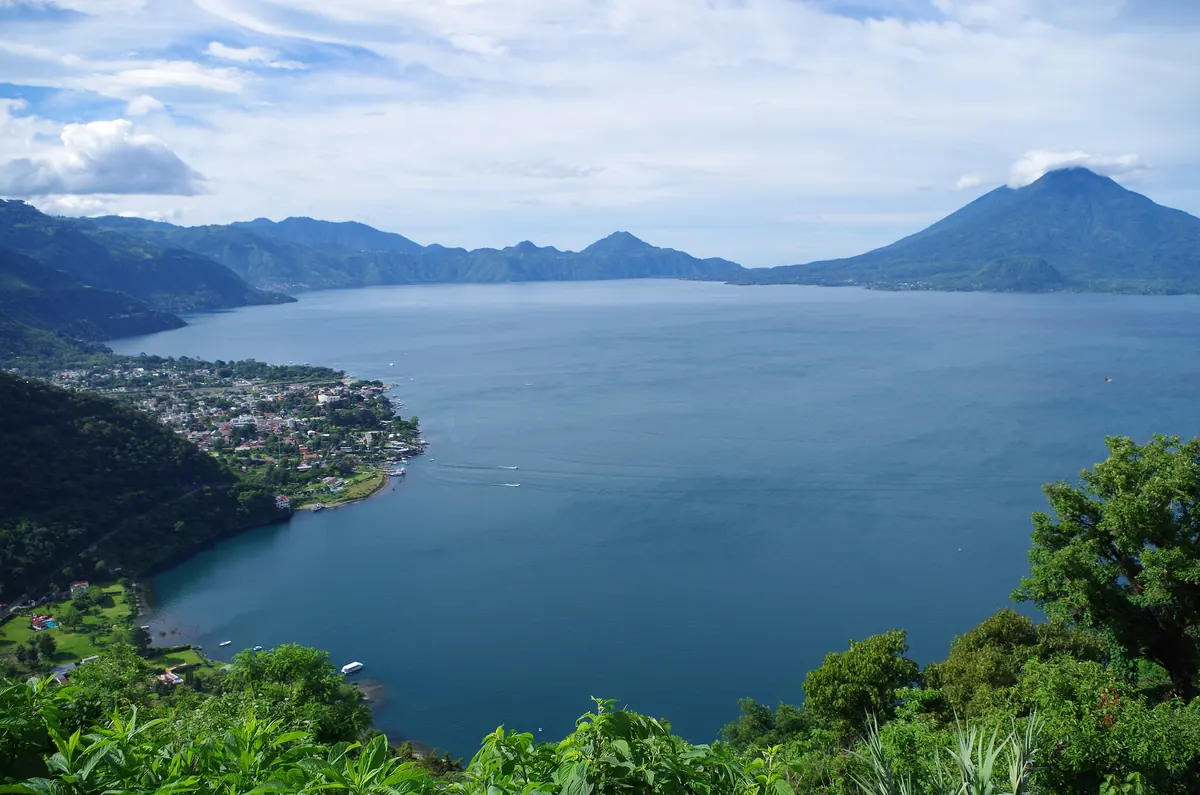 Vista del Lago de Atitlán y sus volcanes