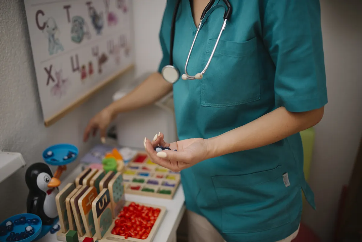 Profesional de la salud con materiales de evaluación del desarrollo