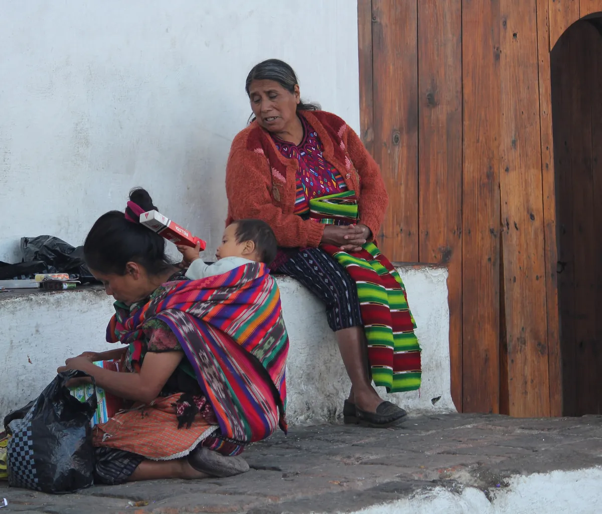 Abuela, madre y bebé, tres generaciones de una familia en Chichicastenango